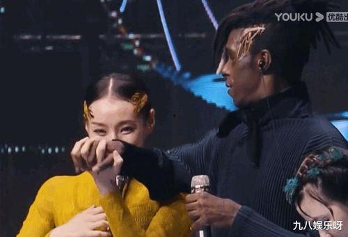 街舞吃瓜现场照片,吃瓜群众围观，精彩瞬间尽收眼底